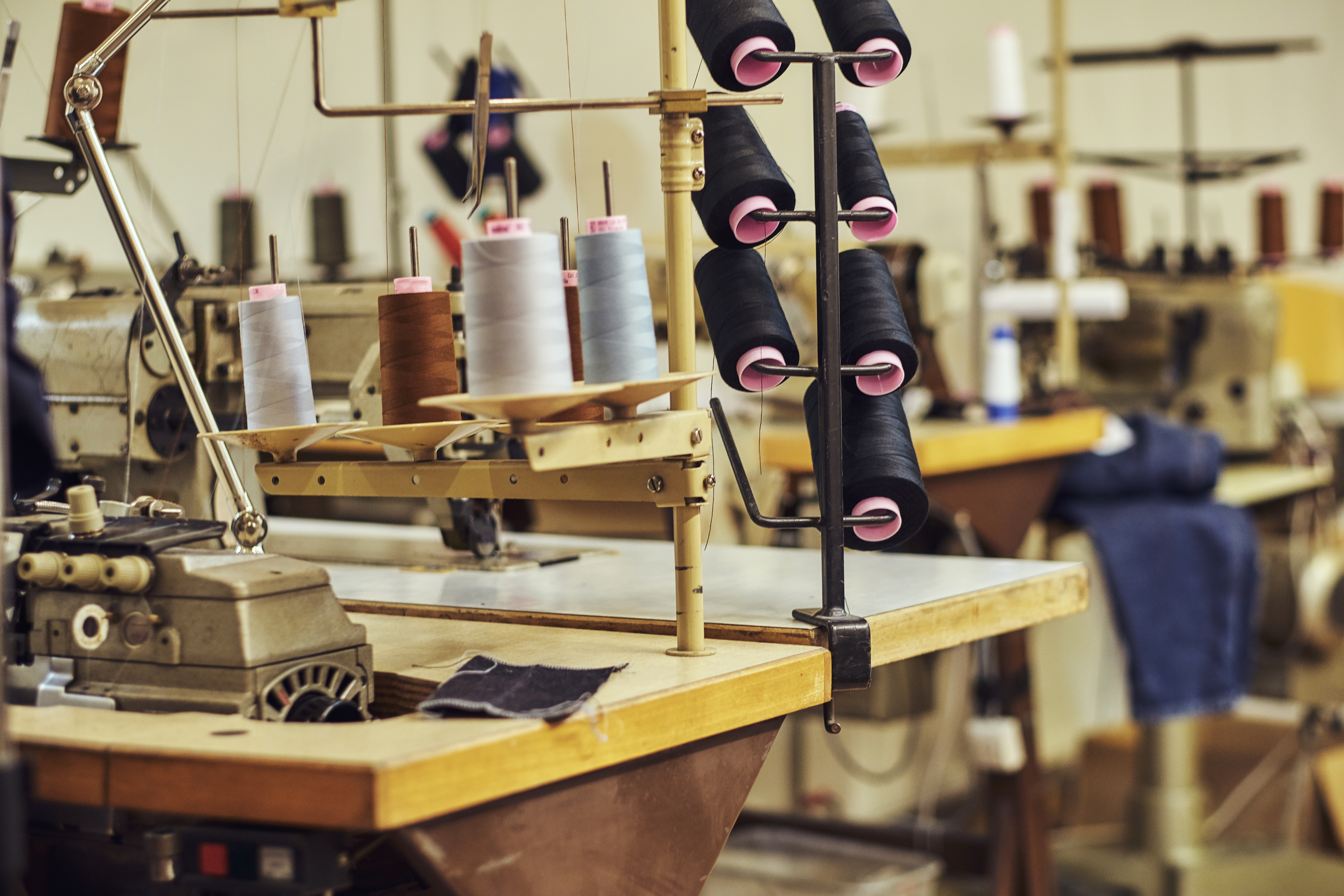 Sustainable textile production of fabrics with colorful threads